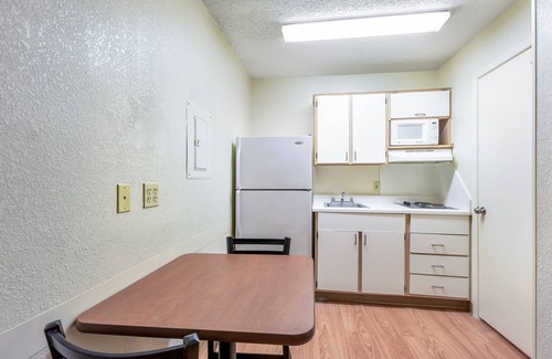 Far North Dallas Hotel | HomeTowne Studios By Red Roof Dallas - North Addison/Tollway