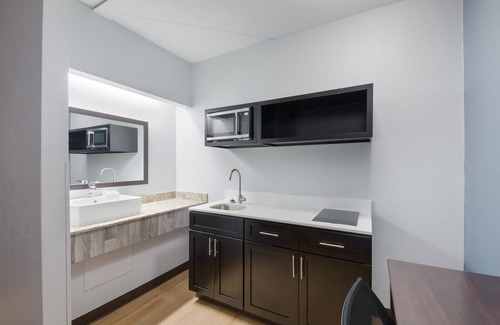 West San Antonio Hotel | HomeTowne Studios by Red Roof San Antonio - Seaworld/Northwest