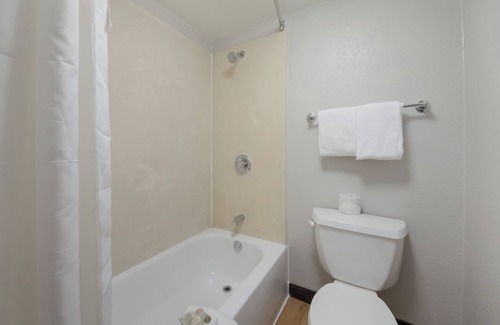 West San Antonio Hotel | HomeTowne Studios by Red Roof San Antonio - Seaworld/Northwest