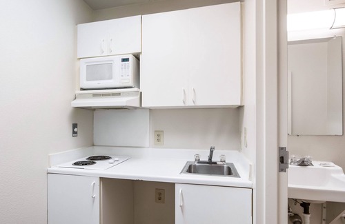 Southeast Colorado Springs Hotel | HomeTowne Studios By Red Roof Colorado Springs - Airport