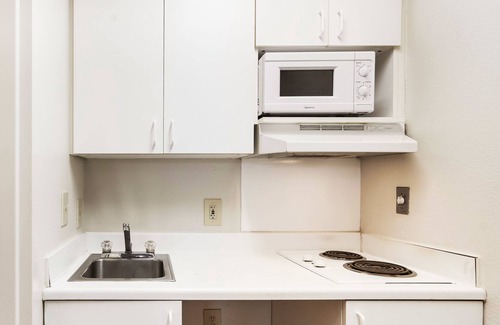 Southeast Colorado Springs Hotel | HomeTowne Studios By Red Roof Colorado Springs - Airport