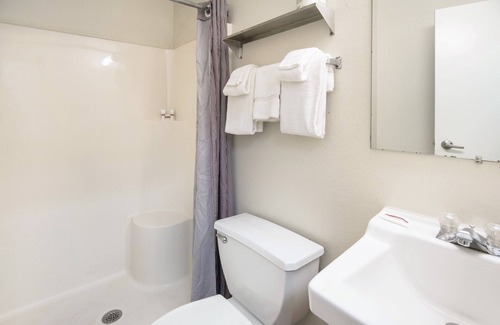 Southeast Colorado Springs Hotel | HomeTowne Studios By Red Roof Colorado Springs - Airport