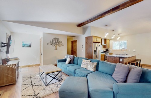 Tahoe Pines Cabin | Homewood Cabin Among the Pines with private hot tub - dog-friendly