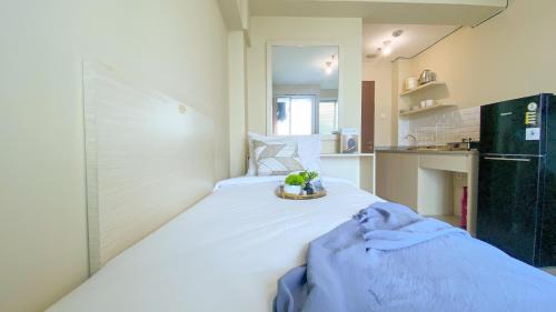Kayu Putih Apartment | Homey and Best Place Studio Tifolia Apartment By Travelio