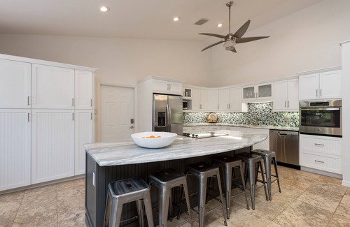 Old Naples House | Homey and comfy “Vintage” like 4 Br Cottage 1 Block to Beach