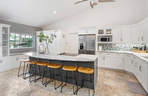 Old Naples House | Homey and comfy “Vintage” like 4 Br Cottage 1 Block to Beach