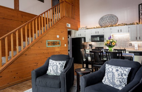 Table Rock Cabin | Homey and lovely cabin condo close to Branson fun and area lakes~pet friendly