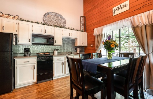 Table Rock Cabin | Homey and lovely cabin condo close to Branson fun and area lakes~pet friendly
