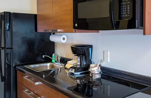 Rapid City Hotel | Homey Stay with Kitchen Near Dinosaur Park and Reptile Gardens! Pets Allowed!