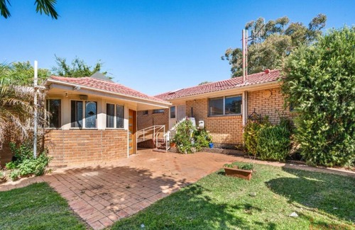 Lyons Apartment | Homey Studio in Central Chifley