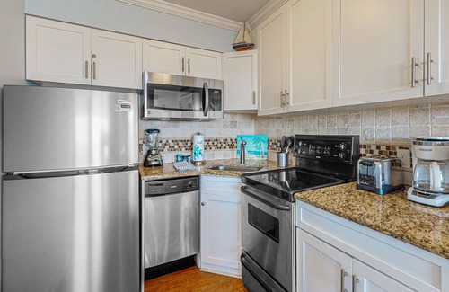 North Forest Beach Condo | Homey Waterfront Villa with Ocean Views, Balcony, & Pool - Walk to Beach