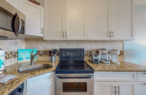 North Forest Beach Condo | Homey Waterfront Villa with Ocean Views, Balcony, & Pool - Walk to Beach