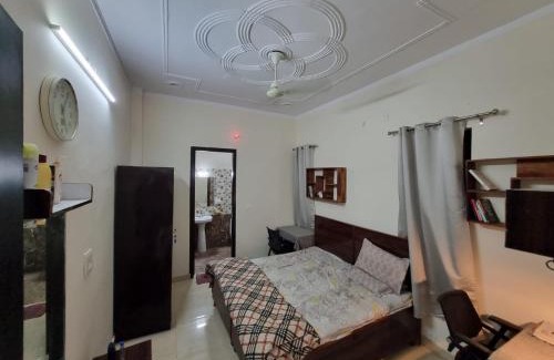 Bullawala Apartment | HOmTEL-2BHK Independent Flat by Pushpanjali QLH