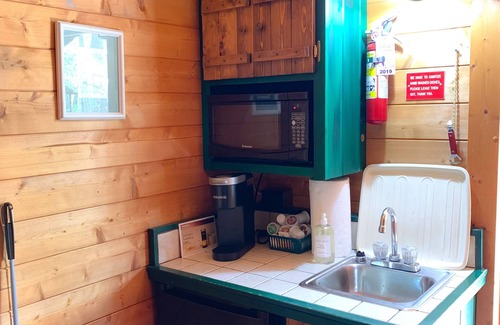 Hayward Cabin | Honey Bear Hideaway - studio cabin in the heart of hayward!