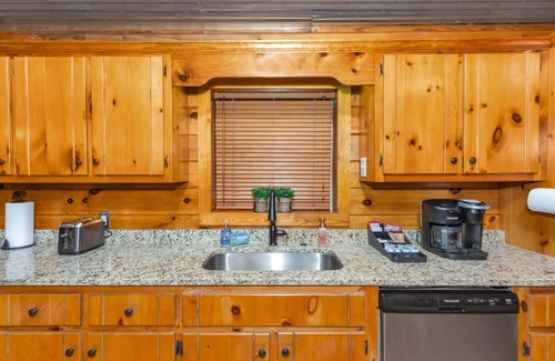 Guntersville Cabin | Honey Bear Lane - Log Cabin - Lake Guntersville, AL - Near Sunset Beach