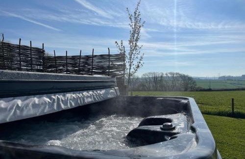 Bridport Ski Chalet | Honey Bee - Comfortable luxury shepherds hut with hot tub
