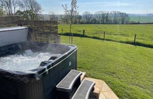 Bridport Ski Chalet | Honey Bee - Comfortable luxury shepherds hut with hot tub