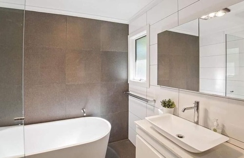 Goughs Bay House | Honey Bee Lodge - Family friendly