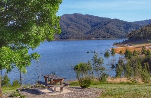 Goughs Bay House | Honey Bee Lodge - The best of Victoria’s stunning High Country!