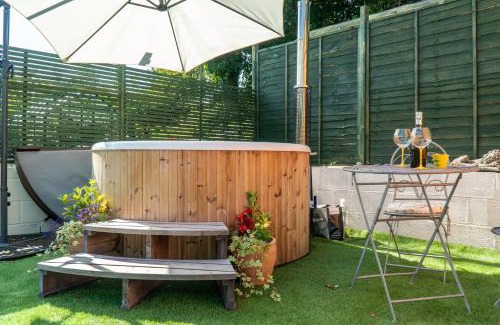 Hawkshead House | Honey Bee Shepherd's Hut - with Woodfired Hot Tub