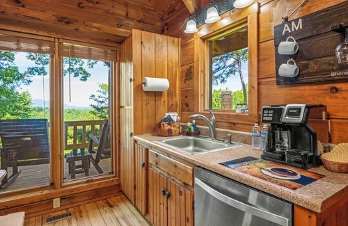 Gatlinburg - Pigeon Forge Cabin | Honey Haven · Cozy Cabin/Mountain Views /near Dollywood/Hot Tub
