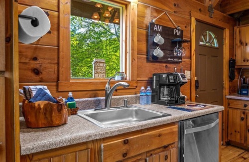 Gatlinburg - Pigeon Forge Cabin | Honey Haven · Cozy Cabin/Mountain Views /near Dollywood/Hot Tub