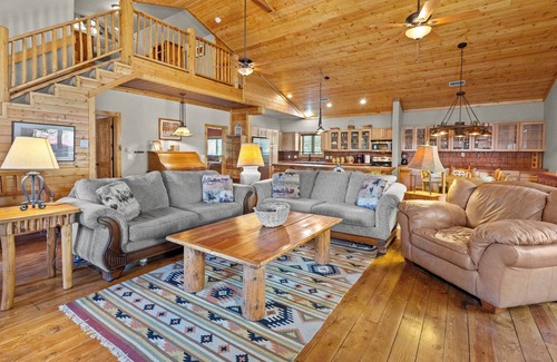 Red River Apartment | "Honey Haven on Main" Luxury Loft-Sleeps 8-In Town-Pet Friendly