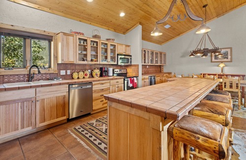 Red River Apartment | "Honey Haven on Main" Luxury Loft-Sleeps 8-In Town-Pet Friendly