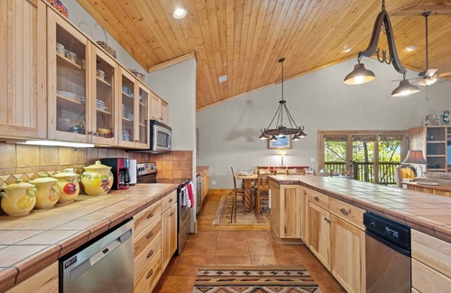 Red River Apartment | "Honey Haven on Main" Luxury Loft-Sleeps 8-In Town-Pet Friendly