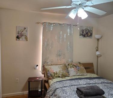 Lower Vailsburg House | Honey queen room 5