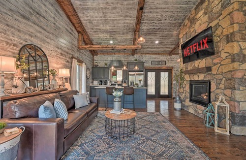 Broken Bow House | 'Honey's Nook' Broken Bow Home w/Hot Tub + Decks!
