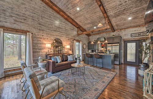 Broken Bow House | 'Honey's Nook' Broken Bow Home w/Hot Tub + Decks!