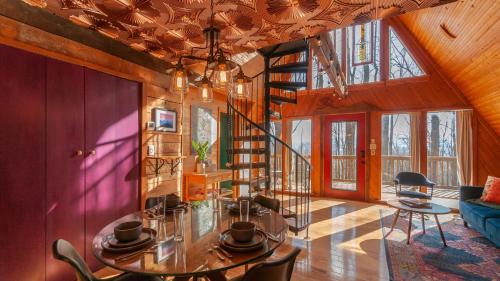 Fairview House | Honeycomb Hideaway by AvantStay Rustic Retreat