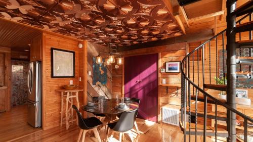 Fairview House | Honeycomb Hideaway by AvantStay Rustic Retreat