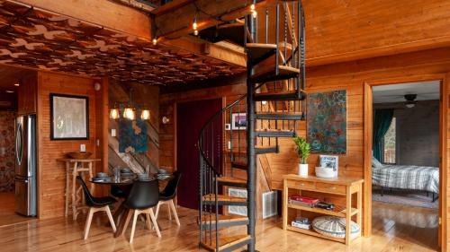 Fairview House | Honeycomb Hideaway by AvantStay Rustic Retreat