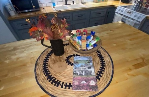 Laurel House | Honeycomb Hideout: Steps from Historic Downtown
