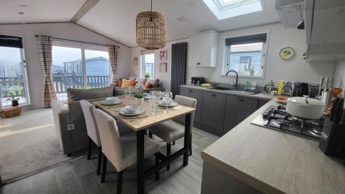 Treator House | Honeycomb Lodge - Holiday Home 5 min from Padstow