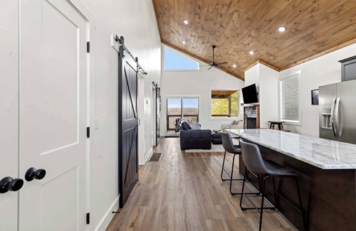 Rogers Cabin | Honeydew Cabin - Romantic, Sauna, Views, Hot Tub