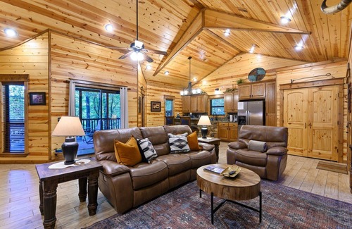 Broken Bow Cabin | Honeymoon Cabin, King Bed, Hot Tub, Pond & Fireplace