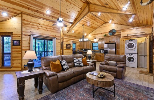 Broken Bow Cabin | Honeymoon Cabin, King Bed, Hot Tub, Pond & Fireplace