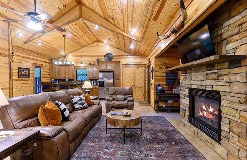 Broken Bow Cabin | Honeymoon Cabin, King Bed, Hot Tub, Pond & Fireplace