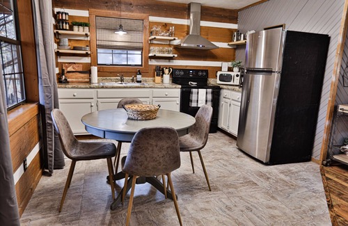 Wears Valley Cabin | Honeymoon Getaway Hot Tub Fireplace VIEWS Seclusion