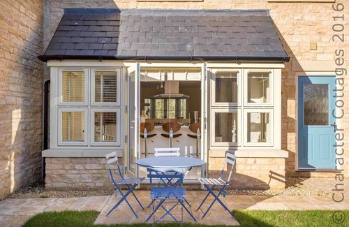 Bourton House | HONEYSTONES, family friendly, with a garden in Bourton-On-The-Water