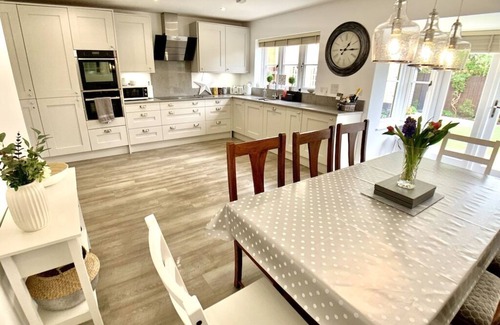 Bourton Cottage | Honeystone Cottage -Bourton on the Water Detached 4 bed modern property sleeps 8