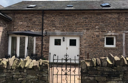 Llanfihangel Tal-y-llyn Cottage | Honeysuckle Cottage: is a really spacious place for a family or group of friends