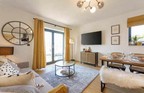 Staple Hill Apartment | Honeysuckle - 1 Bedroom Luxury Apartment by Mint Stays