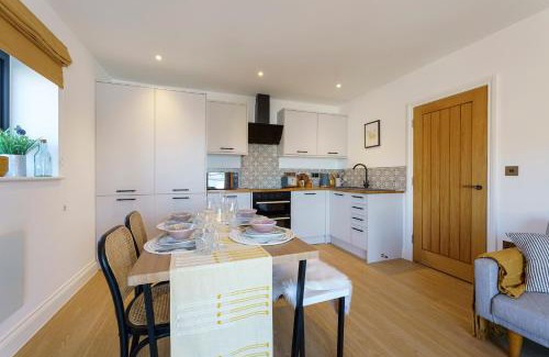 Staple Hill Apartment | Honeysuckle - 1 Bedroom Luxury Apartment by Mint Stays