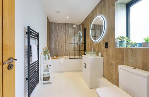 Staple Hill Apartment | Honeysuckle - 1 Bedroom Luxury Apartment by Mint Stays
