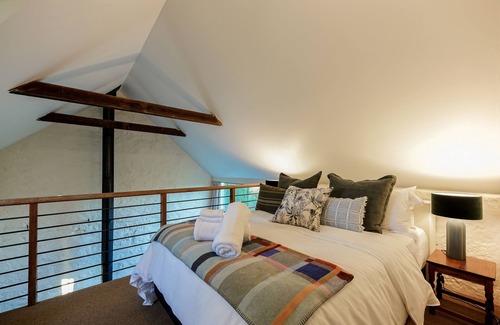 Kyneton Bed & Breakfast | Honeysuckle Barn & Garden