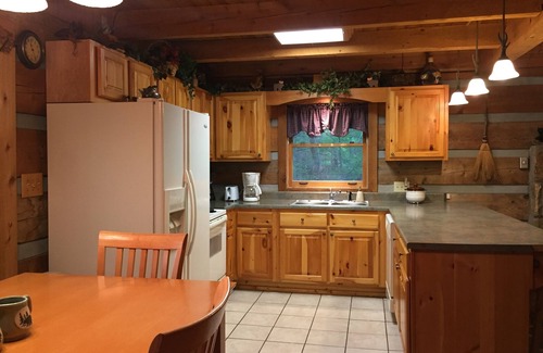Pigeon Forge Cabin | Honeysuckle Cabin on Acre!~Easy Drive!-5 mins. to Parkway~Pool Table & Hot Tub!